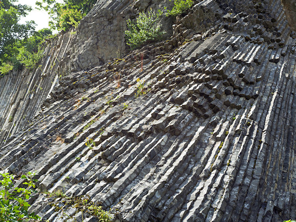 Impozantní svisle stojící šestiboké čedičové sloupy na Zlatém vrchu jsou velmi inspirativní pro zájemce o geologii. Ukázkový příklad třetihorního vulkanismu před 30 milióny let.
