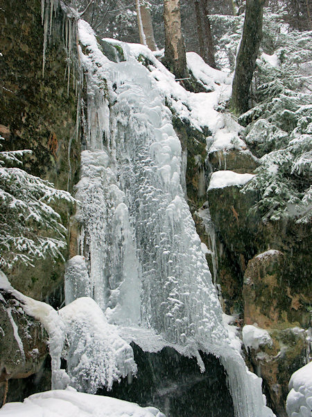 Ledový krunýř na vodopádu v údolí Lučního potoka.