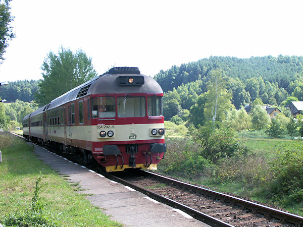 Rychlík z Liberce do Ústí nad Labem projíždí zastávkou Lvová.
