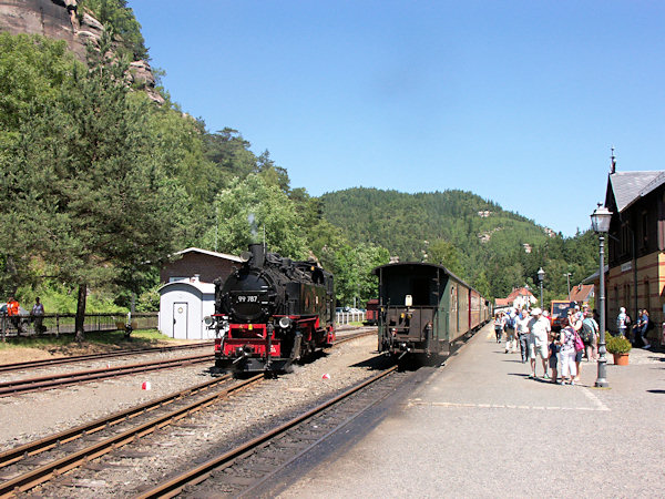 Lokomotiva řady 99.787 objíždí soupravu osobního vlaku v koncové stanici Oybin.