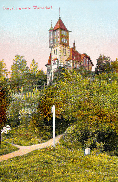 Tato pohlednice zachycuje vrchol Hrádku nedlouho před rokem 1930. Zdaleka viditelná výletní restaurace byla vystavěna podle plánů varnsdorfského stavitele Antona Möllera.