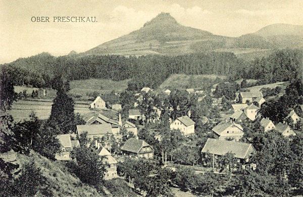 Tato pohlednice z roku 1923 zachycuje osadu Horní Prysk od jihovýchodu. V pozadí je Střední vrch.
