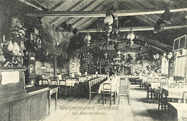 Na této pohlednici vidíme interiér rozlehlého sálu bývalého hostince Oberwald.