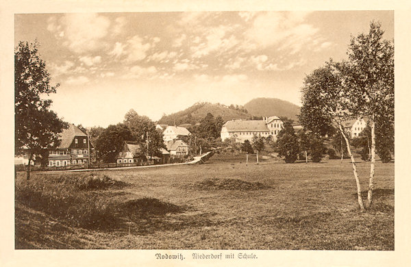 Na pohlednici z 1. poloviny 20. let 20. století vidíme dolní část obce s výstavnou budovou bývalého panského dvora, ve které byla od roku 1881 škola.