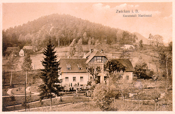 Tato pohlednice zachycuje tzv. Ruské parní lázně, založené Leopoldem Martinem v roce 1834. V pozadí je zalesněný Bartelův vrch.