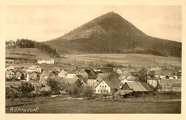 Pohlednice z roku 1915 zachycuje dolní část Svoru přibližně od východu. Nad obcí vlevo vidíme budovu nádraží, za ní je vrch Sokolík a v pozadí mohutný Klíč s dobře patrnou chatkou na vrcholu.