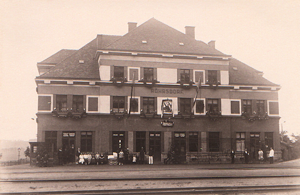 Na pohlednici z roku 1926 vidíme novou budovu svorského nádraží z 1. poloviny 20. let 20. století. Slavnostní výzdobou pozdravili čeští železničáři vlak, vezoucí účastníky Všesokolského sletu do Prahy.