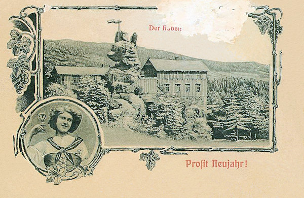 Novoroční pohlednice zachycuje bývalý hostinec na Krkavčích kamenech u Dolní Světlé před rozšířením.