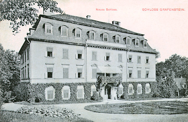 Na pohlednici z roku 1907 vidíme klasicistní budovu Dolního zámku, která je od roku 1953 součástí areálu vojenské výcvikové základy služebních psů.
