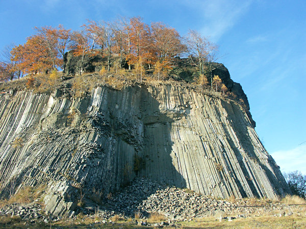 Les colonnes de longueur jusqu'a 30 metres ont été découvertes dans les parois de l'ancienne carriere sur Zlatý vrch (Mont d'Or) pres du hameau Líska (Noisetier).