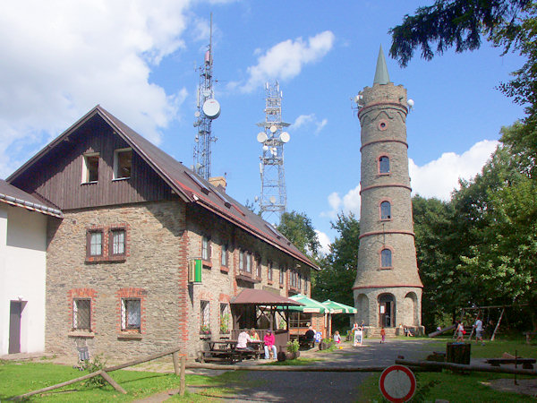 Belvédere sur le Jedlová (Mont de Sapin) a été restaurée en 1993. L'auberge voisine a été ouverte deux ans plus tard.