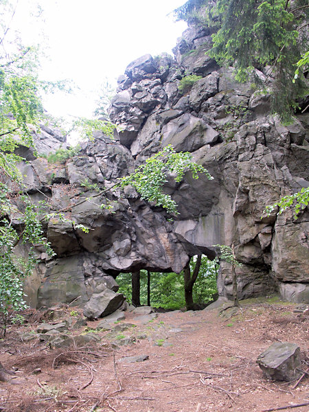 Les ruines de chateau Milstejn ont été en époque liquidés par l'exploitation de pierre. Il y reste une belle porte en pierre.