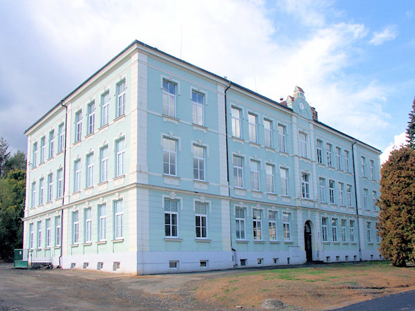 Budova školy v ulici do Horní Chřibské.
