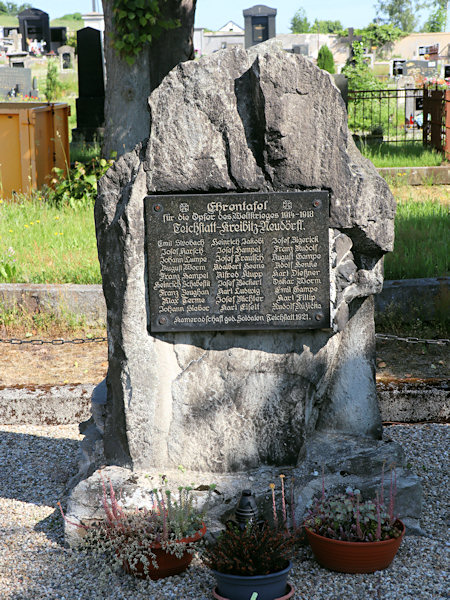 Pomník padlým na hřbitově.