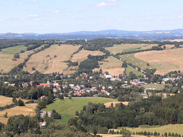Pohled z Tolštejna na Jiřetín pod Jedlovou (vlevo v popředí) s částí Dolního Podluží.