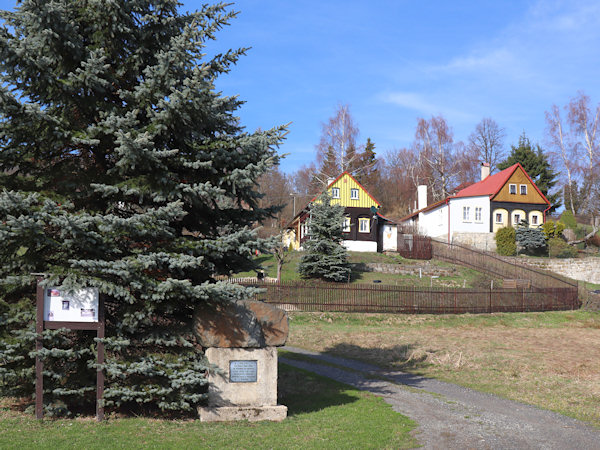 Střed osady s pomníkem F.X.M. Zippeho u silnice.