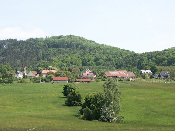 Pohled na Svojkov od jihozápadu.