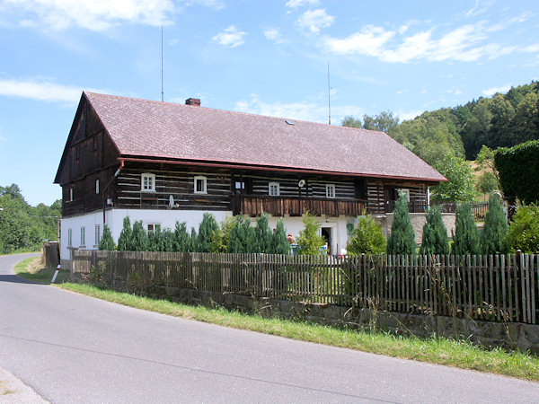 Památkově chráněný dům č.p.74 s roubeným patrem a pavlačí.