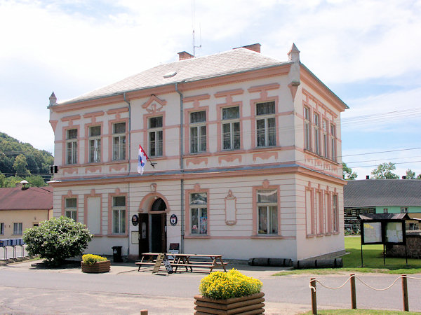 Budova obecního úřadu, postavená jako škola v roce 1902.