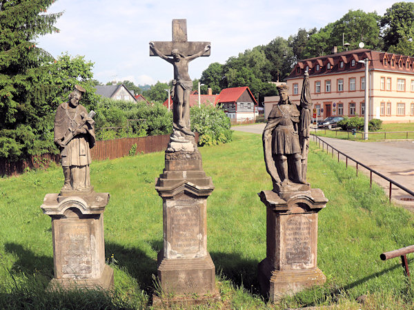 Sochy sv. Jana Nepomuckého, ukřižovaného Krista a sv. Václava.