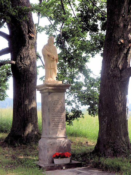 Obnovená socha sv. Jana Nepomuckého na návrší za hřbitovem.