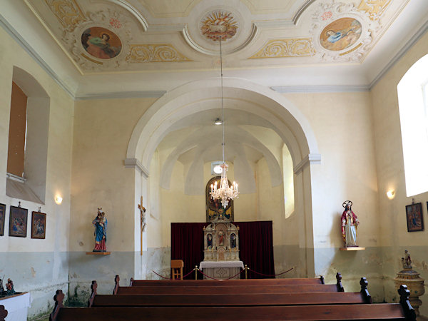 Interiér kostela Čtrnácti sv. Pomocníků.