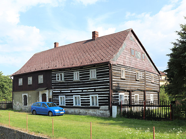 Památkově chráněný roubený dům nedaleko Markvartického rybníka.
