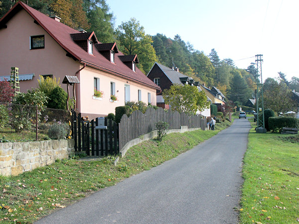 Domky v dolní části osady.