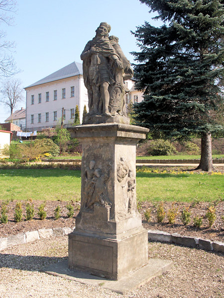 Sousoší sv. Václava a sv. Jana Nepomuckého v centru obce.