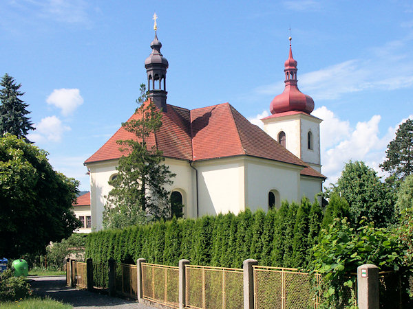 Pohled na kostel sv. Bartoloměje od severovýchodu.