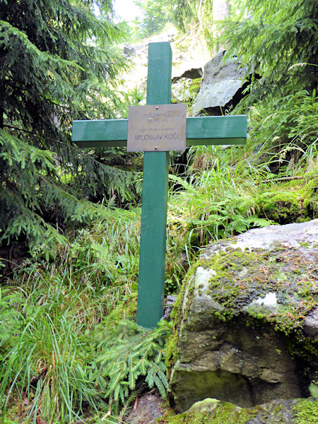 Kříž lesního dělníka Miloslava Kočího po obnově v roce 2017.