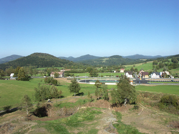 Krásný výhled na kopcovitou krajinu Lužických hor narušilo v roce 2006 obrovské parkoviště.