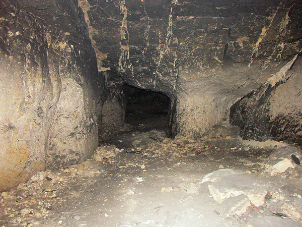 Zúžený průchod mezi dvěma prostorami Novoborské jeskyně.