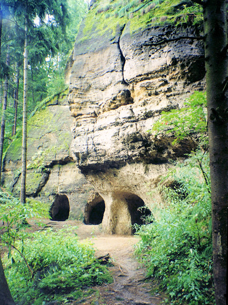 Těžbou písku vytvořené tunely na úpatí skalního ostrohu se zbytky hrádku.