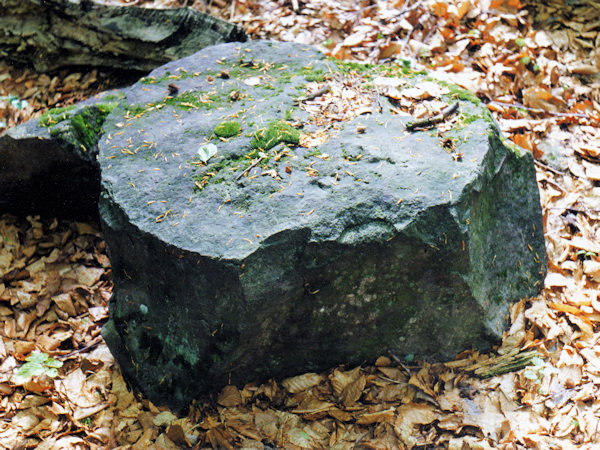 Nedokončený mlýnský kámen v lese pod hradem.