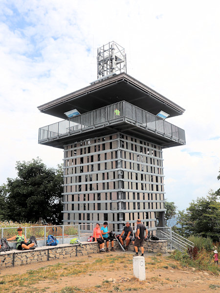 Vyhlídková věž na vrcholu hory, postavená v roce 2020.