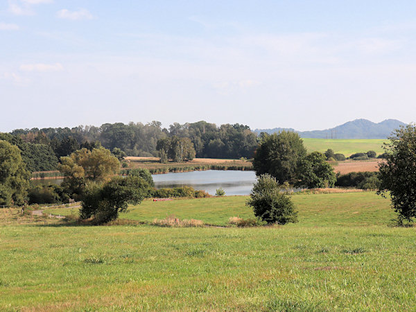 Pohled na rybník od hlavní silnice z Mimoně do Jablonného.