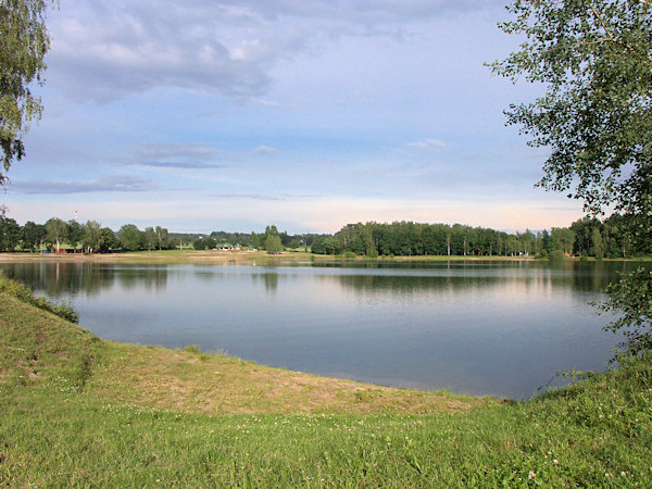 Pohled na jezero z jihozápadní strany.