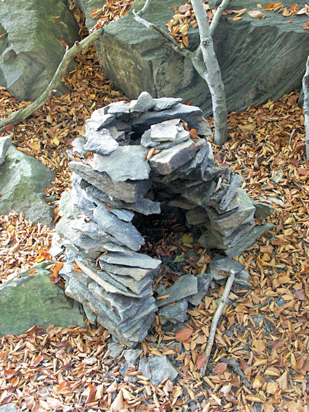 Ein Steinofen unter dem Gipfel des Ortel (Urteilsberg).