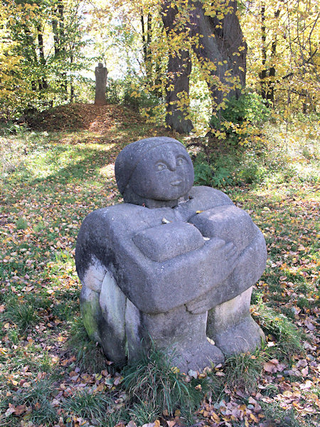 Jedna z kamenných soch, rozmístěných v okolí Lemberka.
