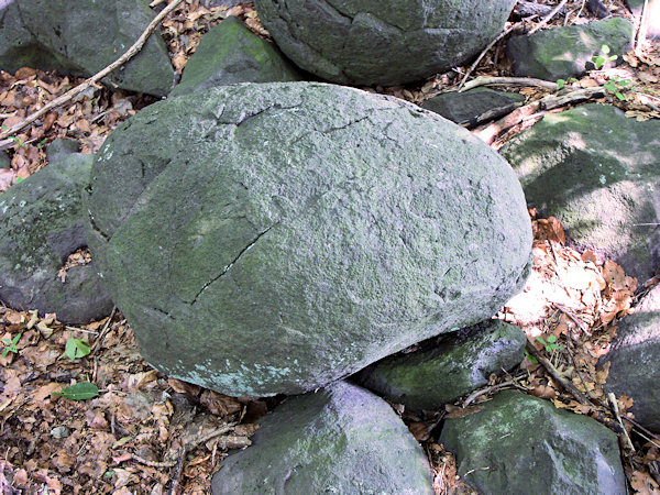 Detailansicht einer Basaltkugel.