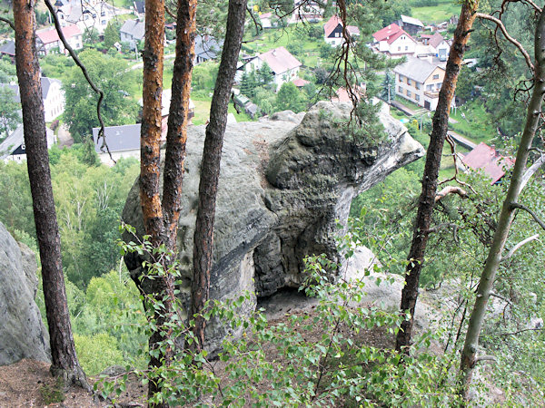 Ein versteinerter Bär am Felsenvorsprung oberhalb von Sloup (Bürgstein).