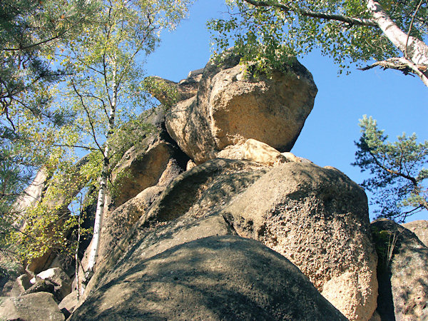 Die Sandsteinbildungen der Vraní skály (Rabensteine) bei Horní Sedlo (Pass).