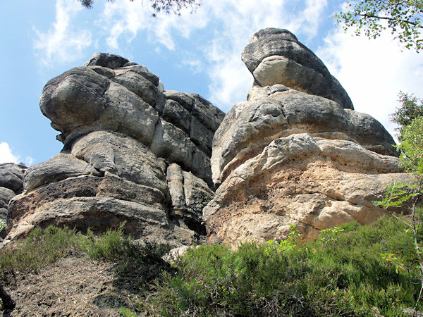 Die Sandsteinfelsen in der Gruppe der Uhusteine über dem Tal des Bílý potok (Weissbach).
