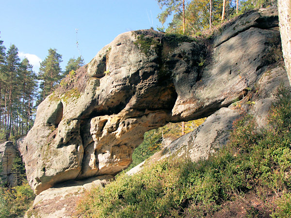Felsenfenster in den Wäldern hinter Cvikov.