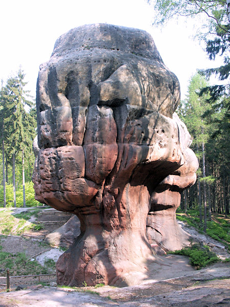 Kelchstein ist die bekannteste Felsformation im Zittauer Gebirge.