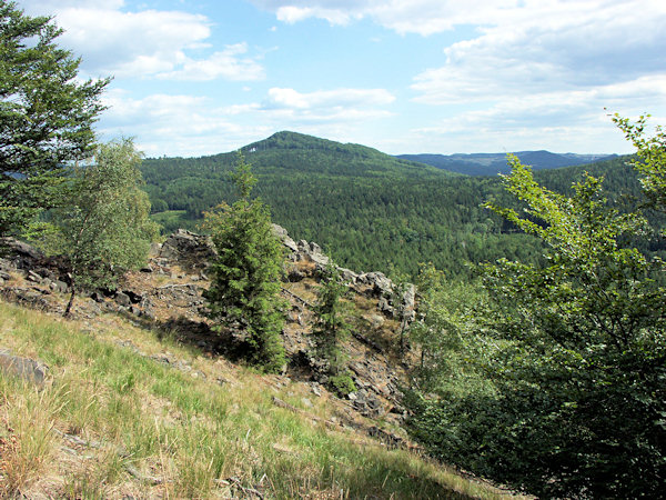 Blick vom Chřibský vrch (Himpelberg) auf den Javor (Grosser Ahrenberg), Im Hintergrund sieht man den flachen Kamm Klučky (Hohe Hahne).