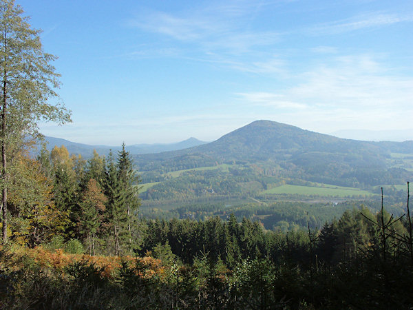 Blick vom Zelený vrch (Grünberg) über die Teiche Kunratické rybníky auf den Jezevčí vrch (Limberg). Im Hintergrund steht der Sokol (Falkenberg) bei Petrovice (Petersdorf).