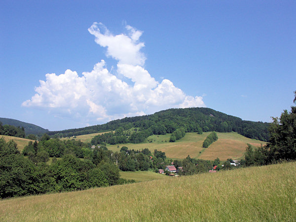 Blick über das Tal des Svorský potok-Baches auf den Rousínovský vrch (Hamrich).