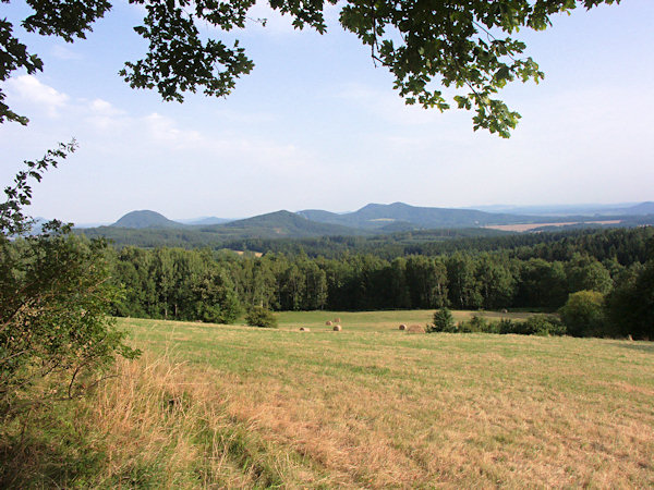 Pohled ze Sokolíku u Svoru na kopce v okolí Sloupu.